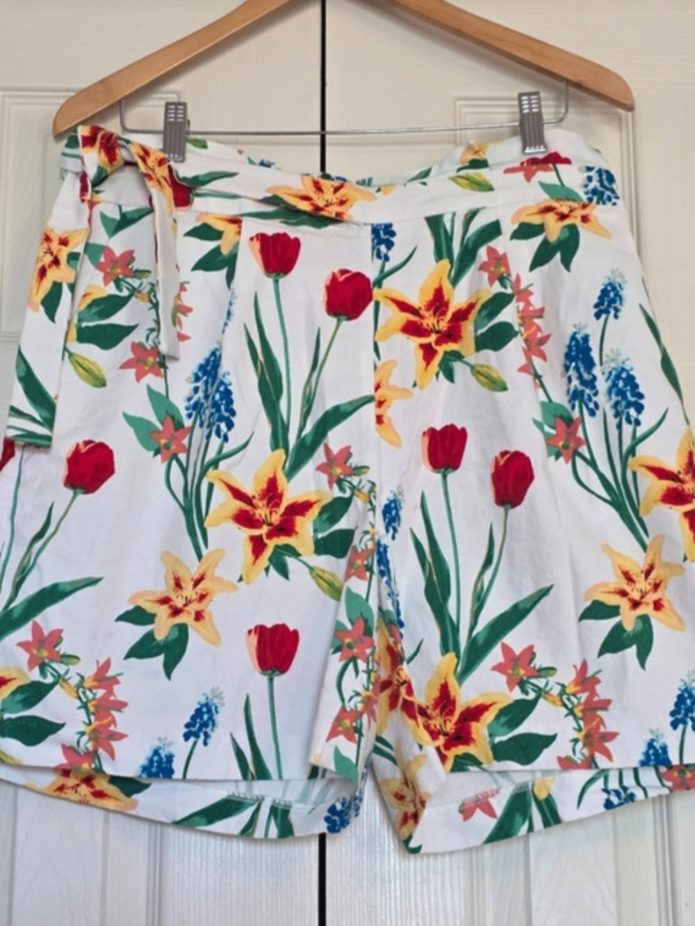 New York & Company 7th Avenue Bright White Floral Print Tie-Waist Shorts
